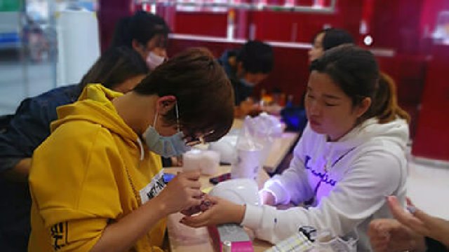 美甲班学员参加万圣节户外美甲实操活动