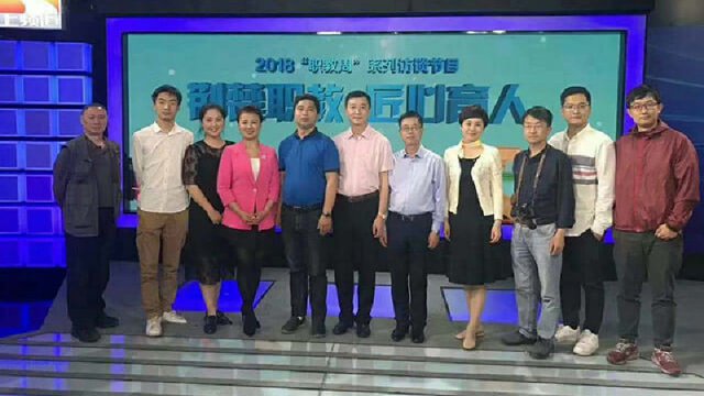 金莎彩妆班学员为湖北省电视台节目组提供造型服务