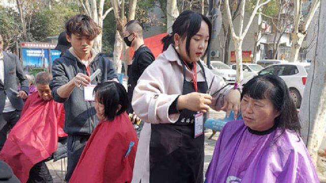 武汉学校参加社区义务美发美甲活动