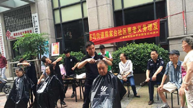 美发班学员为社区提供免费义剪活动