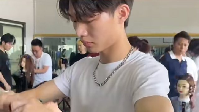 追求真正想要的发型技术，是书写理想的开始 